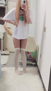 女大学生奶子超大 拿超粗假屌猛插自己