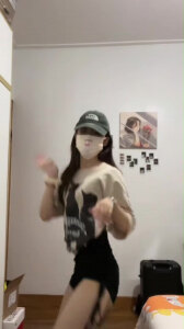 山东骚女友先扭着屁股跳骚舞再让我操