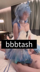甘雨cos玩女上位，这骚母狗姿势太顶了