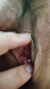 哥们我把人妻那湿哒哒的骚穴扒开给你们看，可惜现在已经射不出来了