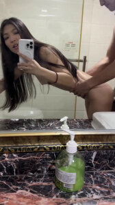 大长腿女友爱照镜子被我干还拿手机拍下来