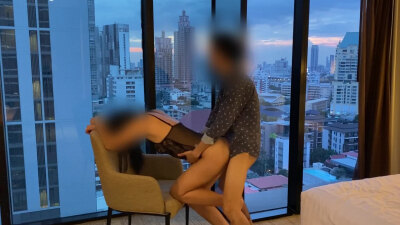 憋了好久的少妇忍不住了 直接拉到酒店落地窗前猛干