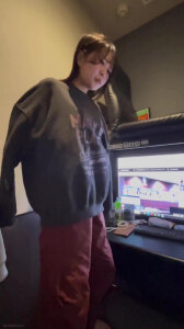网吧咖啡厅极品良家舌钉女孩！和男友她那充满肉欲的身体想必会让许多人感