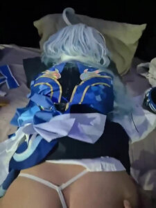 大一学妹芙宁娜cosplay被后入猛干