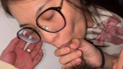 戴眼镜的骚浪女朋友 打游戏超专注 那对大奶子晃得太好看了