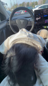特斯拉车里被少妇一口一口舔得爽翻
