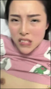 露脸干了36岁已婚女同事，出轨操逼真他妈爽，我牛逼还是她老公牛逼