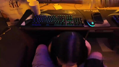 网咖现在居然有陪玩妹子了 这质量能打