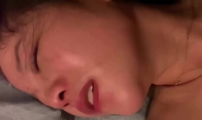 又约了个已婚大奶少妇，露脸狂干她，出轨上瘾今年已经第六个男人操她了