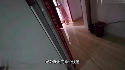 反差婊老师晚上趁着拿快递的时间偷偷跑到天台