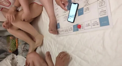 涨见识了！单男们和老婆玩自走棋玩游戏，摇到什么和老婆做什么动作，刺激