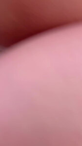 媳妇儿自己玩得嗨翻天，老公在旁边拿着手机狂拍