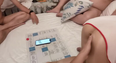 摇骰子玩飞行棋，老婆直接被三个单男干到叫不停