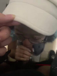 厕所里忍不住射了眼镜妹一脸