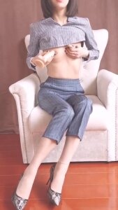 短发少妇内裤丝袜夹得真紧