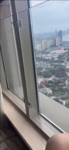 3P骚货最爱吃鸡巴，到处约单男单女玩