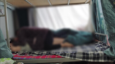 女朋友宿舍玩69式，床摇的咯吱咯吱响