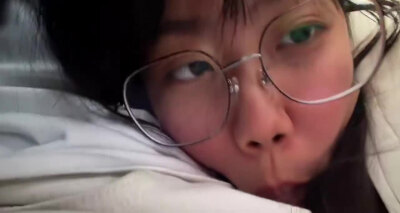 眼镜妹出租车上忍不住直接吃鸡了 顶级反差骚货