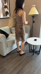 超甜美女妻笑起来太迷人 老公叫单男从后面直接掀裙猛干 叫床声超大
