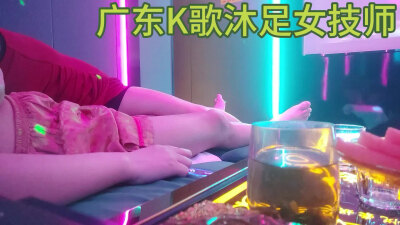会所浪逼技师！骚妹子伸手进来撸鸡巴，掏出大奶子边揉边给你打飞机