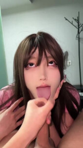 大眼睛萌妹子吃完精液直接翻白眼