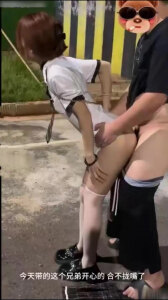 有钱少爷带炮友给兄弟们爽！各种骚玩法换着来到处群P玩到爆